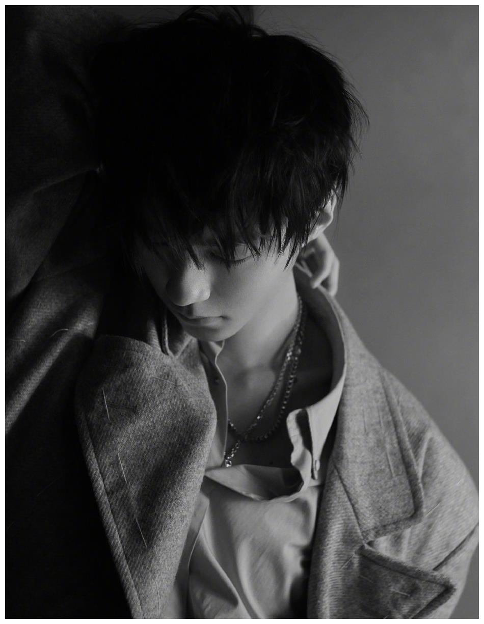 王俊凯黑白侧颜大片曝光英气侧颜灼灼眼神温柔藏不住