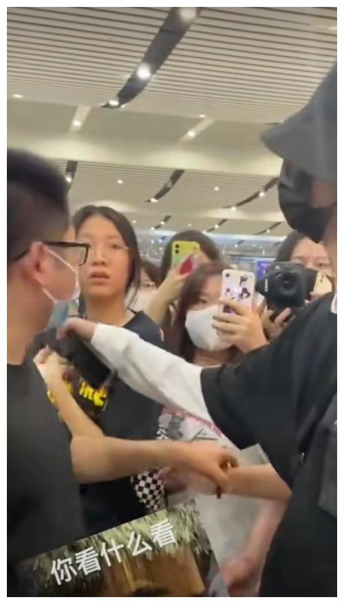 疑似时代峰峻工作人员打人,马嘉祺在一旁让助理劝架,细节见人品休闲区蓝鸢梦想 - Www.slyday.coM 疑似时代峰峻工作人员打人,马嘉祺在一旁让助理劝架,细节见人品休闲区蓝鸢梦想 - Www.slyday.coM