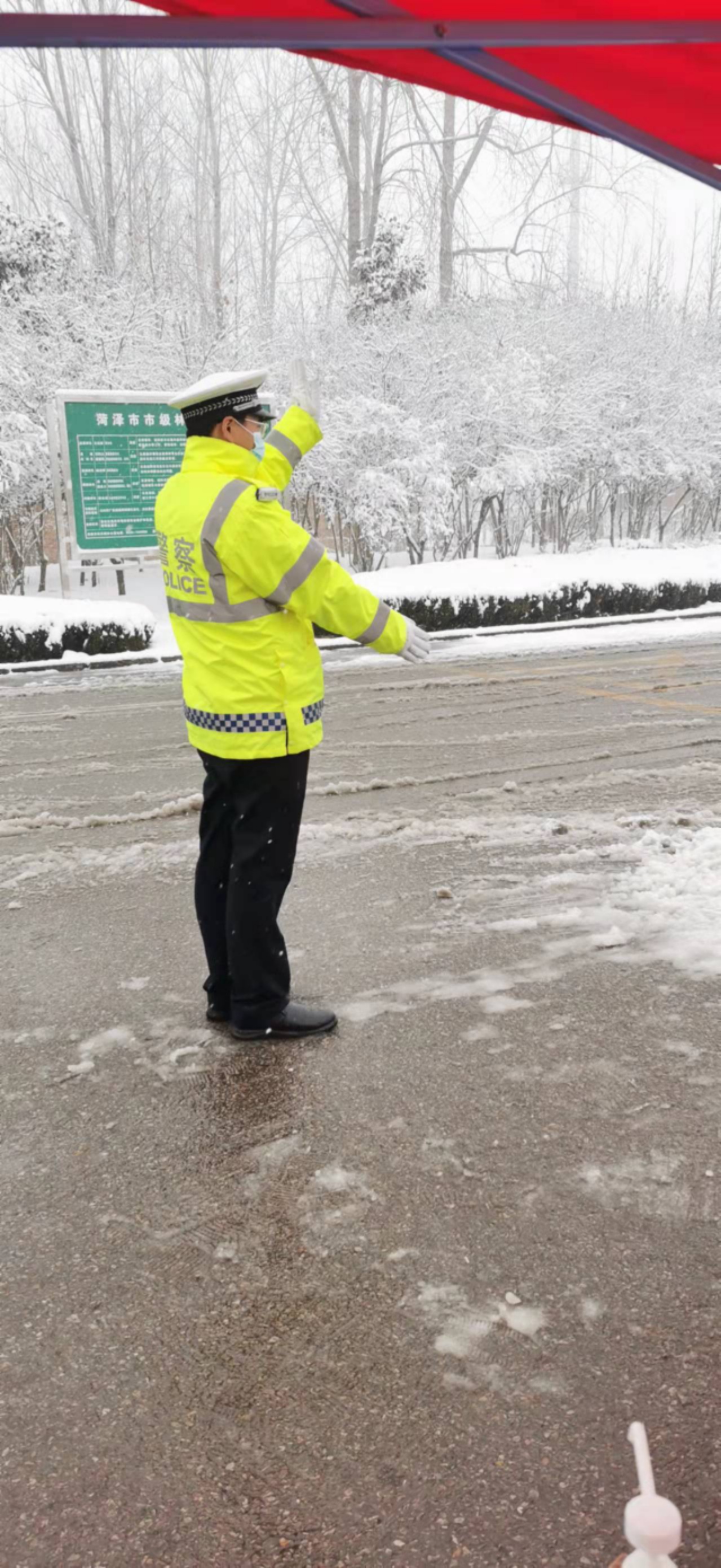 曹縣公安交警雪中執勤保暢通展現最美的雪警