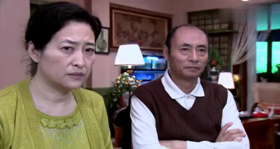 公婆爷爷奶奶姥姥姥爷开堂会审,轮番上阵让劝美女生娃,美女搞懵