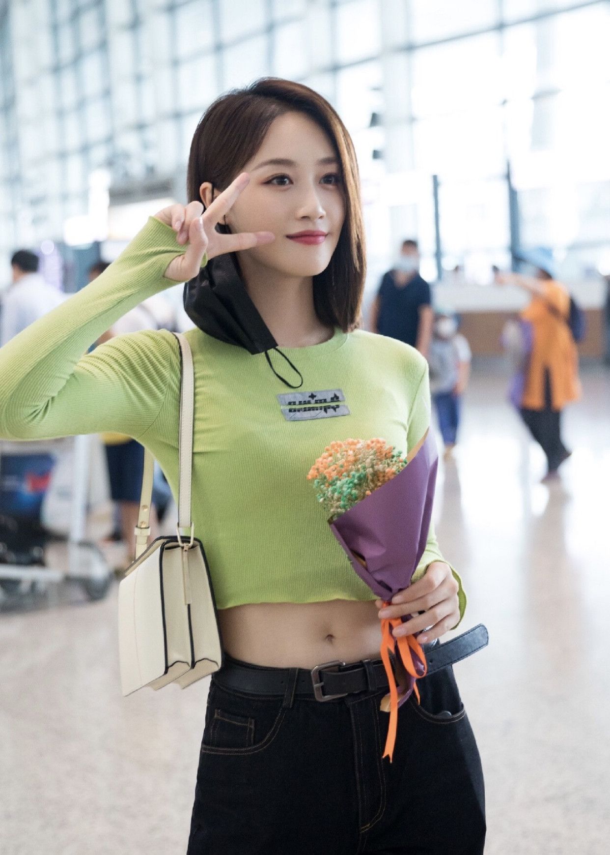 蓝盈莹机场街拍,牛油果绿色修身短款上衣,露脐设计展现好身材!
