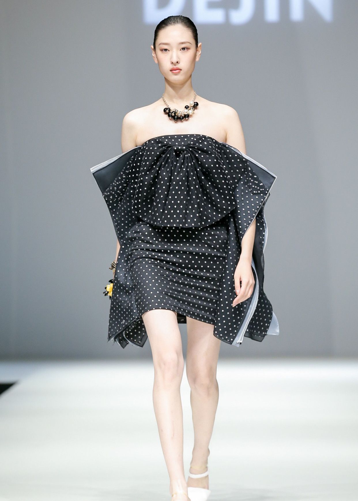 中国国际时装周模特秀图_高清图集_新浪网