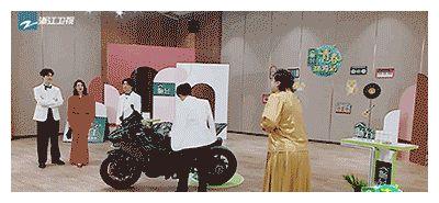 没有人比周深更懂社死的尴尬，这遇到的社死现场未免也太多了吧休闲区蓝鸢梦想 - Www.slyday.coM