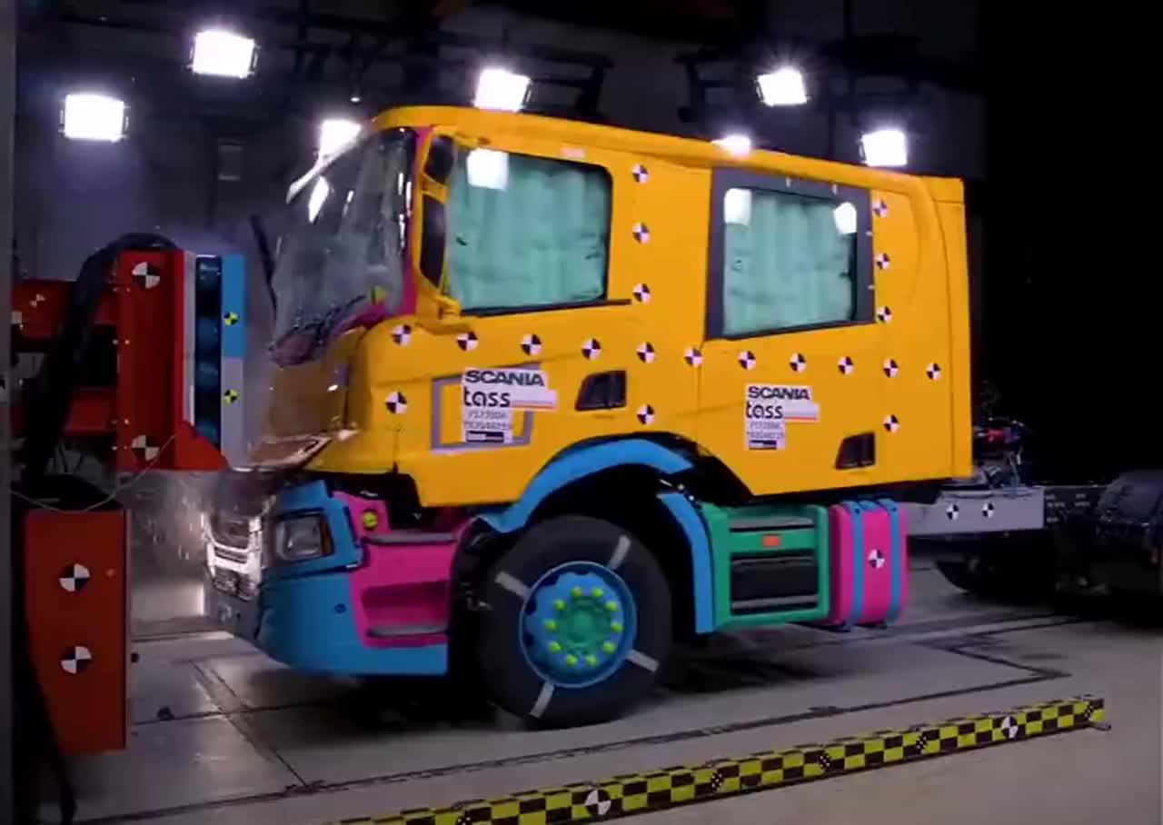 实拍:斯堪尼亚卡车碰撞测试,真安全!