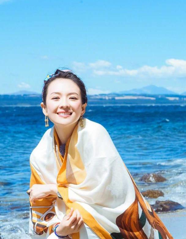 章子怡海边度假金色丝巾配复古风发带高级优雅又时尚