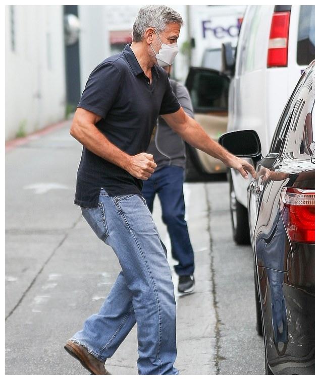 59岁乔治·克鲁尼出街,头发花白皱纹明显仍魅力不减,肌肉明显