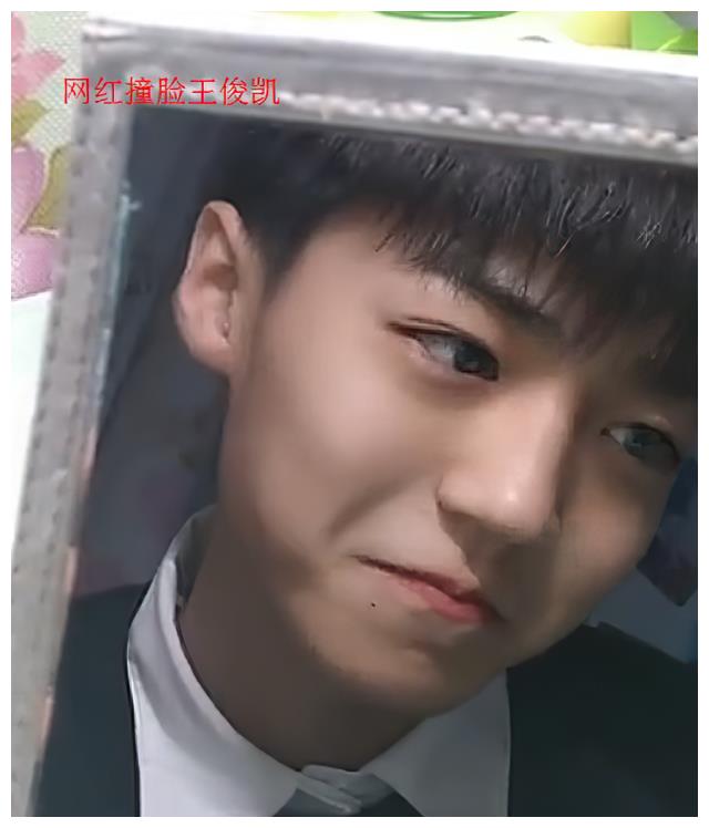 王俊凯街头烤串被拍看清素颜的五官粉丝愣了不承认他是小凯