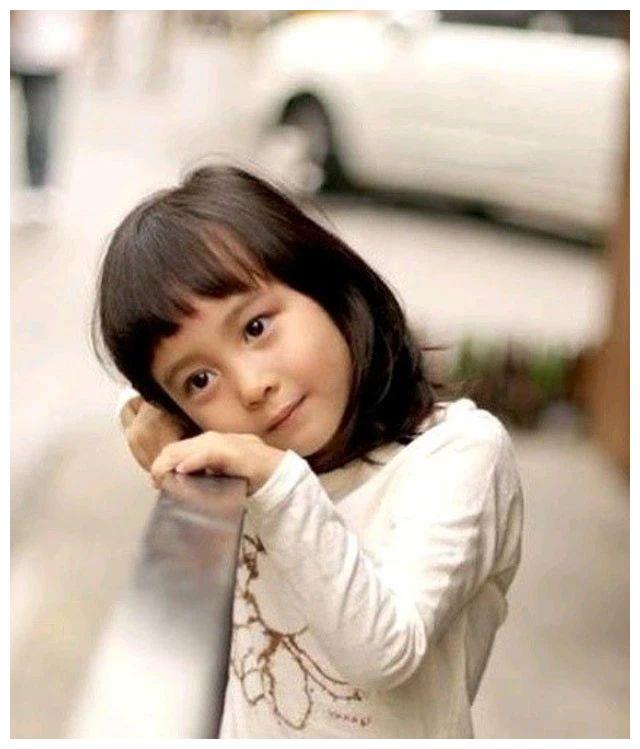 (剧照)童星时代可爱的葛素媛:葛素媛今年一月出席公开活动时已一度