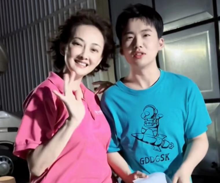 牛莉郭麒麟罕见同框，大林子面露疲态又瘦了，引起网友热议休闲区蓝鸢梦想 - Www.slyday.coM