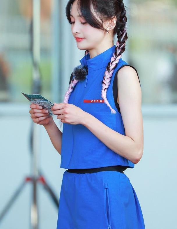 郑爽美成"动漫少女",穿蓝色工装配双麻花辫,清爽娇俏好养眼