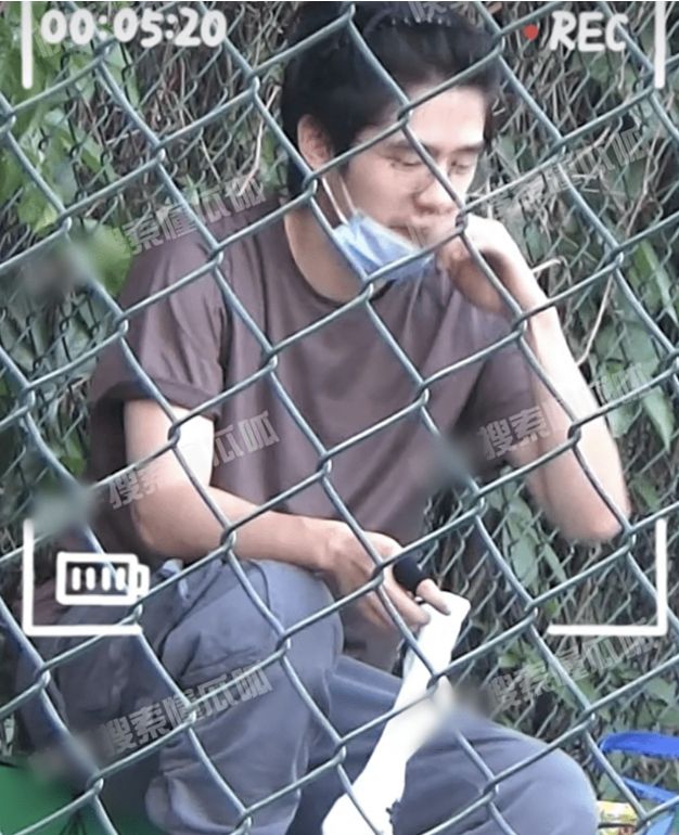 刘昊然行为惹争议,打球时抠完脚又闻手,被吐槽不讲卫生休闲区蓝鸢梦想 - Www.slyday.coM 刘昊然行为惹争议,打球时抠完脚又闻手,被吐槽不讲卫生休闲区蓝鸢梦想 - Www.slyday.coM