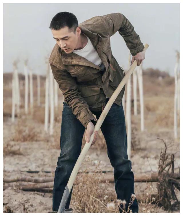 正文  不同于娱乐圈中很多艺人们做公益的摆拍行为,胡歌每一次的公益