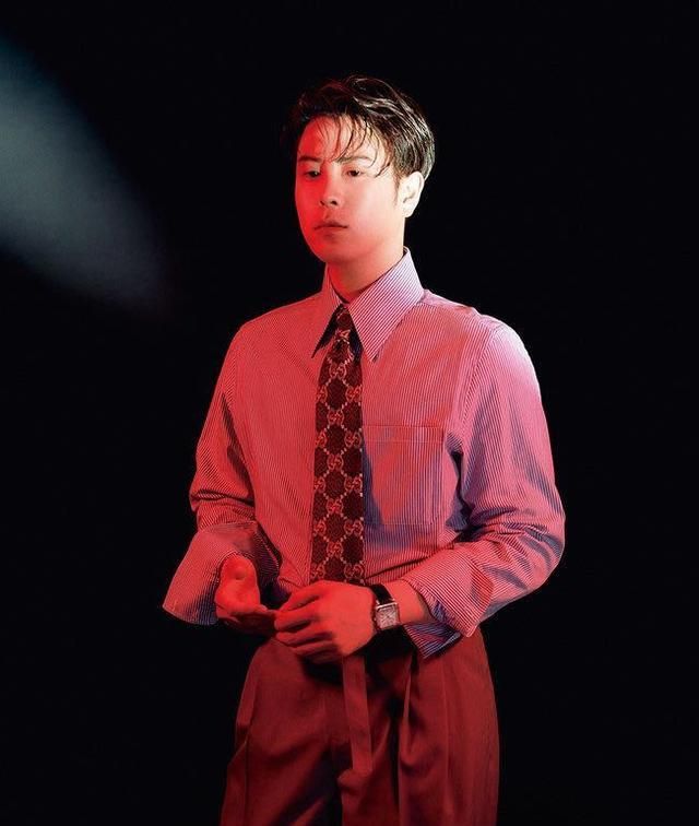 表志勋画报大片,穿上西装造型,散发成熟男人的魅力