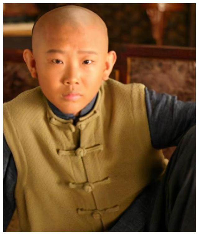 演员侯祥:9岁停止发育,演了十几年儿子,与妻子同框似“母子”__财经头条