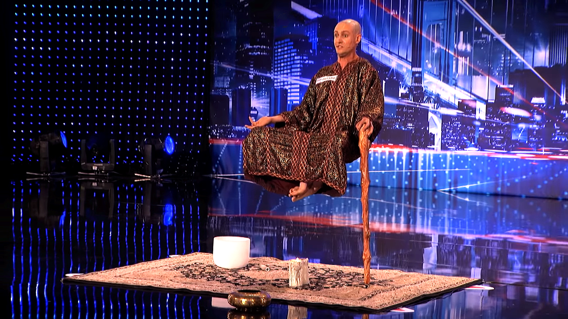 印度高僧展示"悬浮术",遭评委嫌弃灭灯,结果全场亮起掌声!