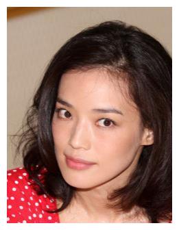 国字脸塌鼻梁大嘴巴凭什么她却那么美