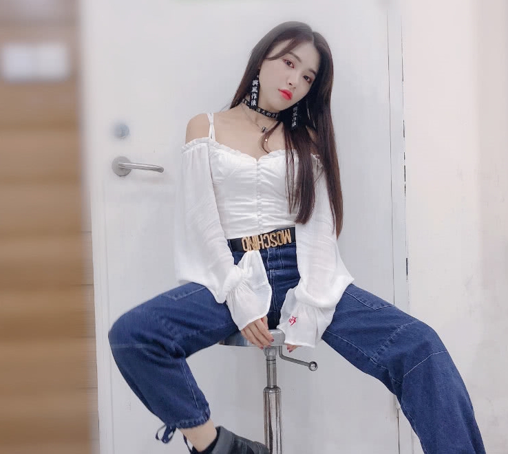 戴萌穿了条可以踩脚的裤子意外给鞋子套上外衣巨长超模腿