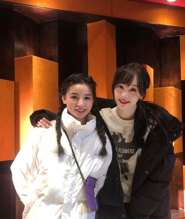 粉丝偶遇郑爽,求合影却忘记开美颜,差点没认出来她俩谁是女明星休闲区蓝鸢梦想 - Www.slyday.coM 粉丝偶遇郑爽,求合影却忘记开美颜,差点没认出来她俩谁是女明星休闲区蓝鸢梦想 - Www.slyday.coM