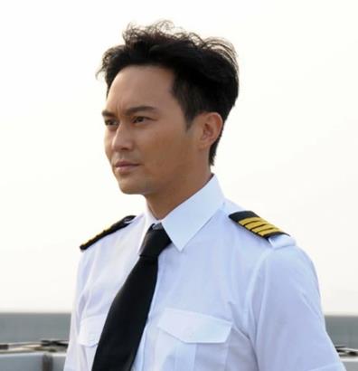 张智霖穿上机长制服表演无价之姐