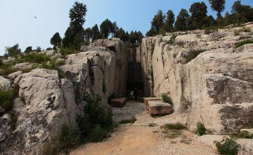依山开凿,工程浩大,中国北方地区较为罕见,山东省曲阜汉鲁王墓__财经