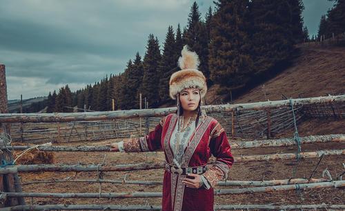 该说法认为哈萨克族与古代曾在伊犁河流域生活过的塞种人有关,其依据