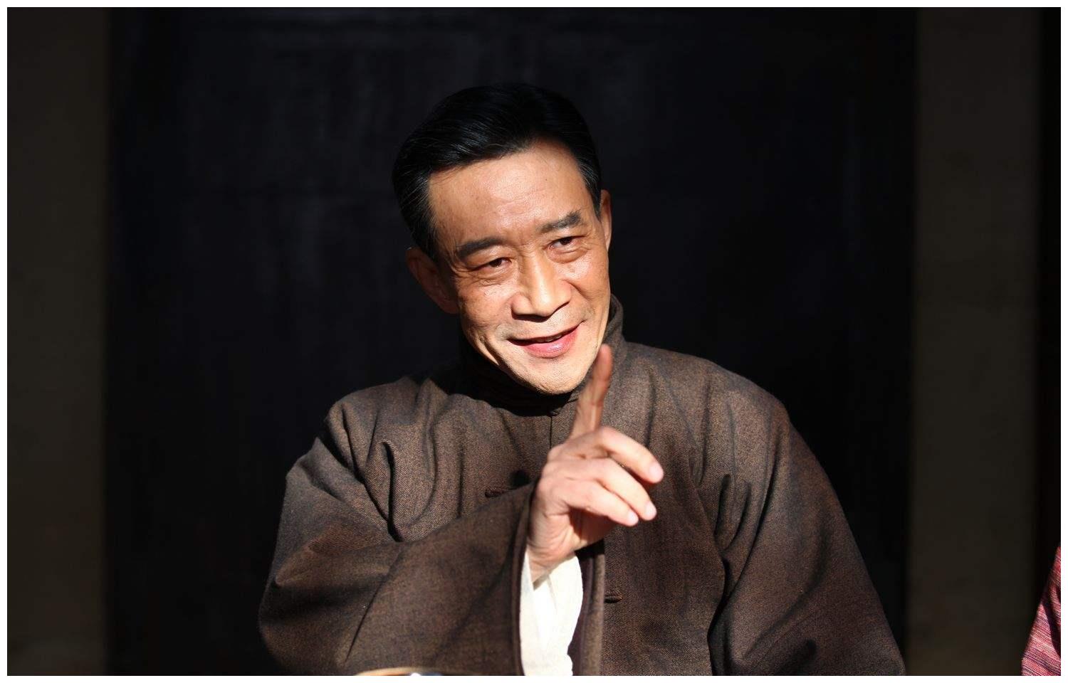 小鲜肉当场质疑李雪健拿十几万片酬,惹怒撒贝宁:你算什么东西?