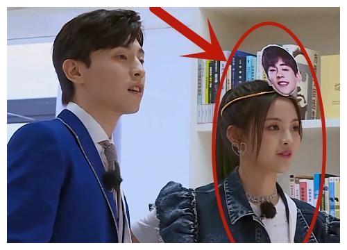 杨超越戴着嫌小的头箍,他用头发塞住还往下掉