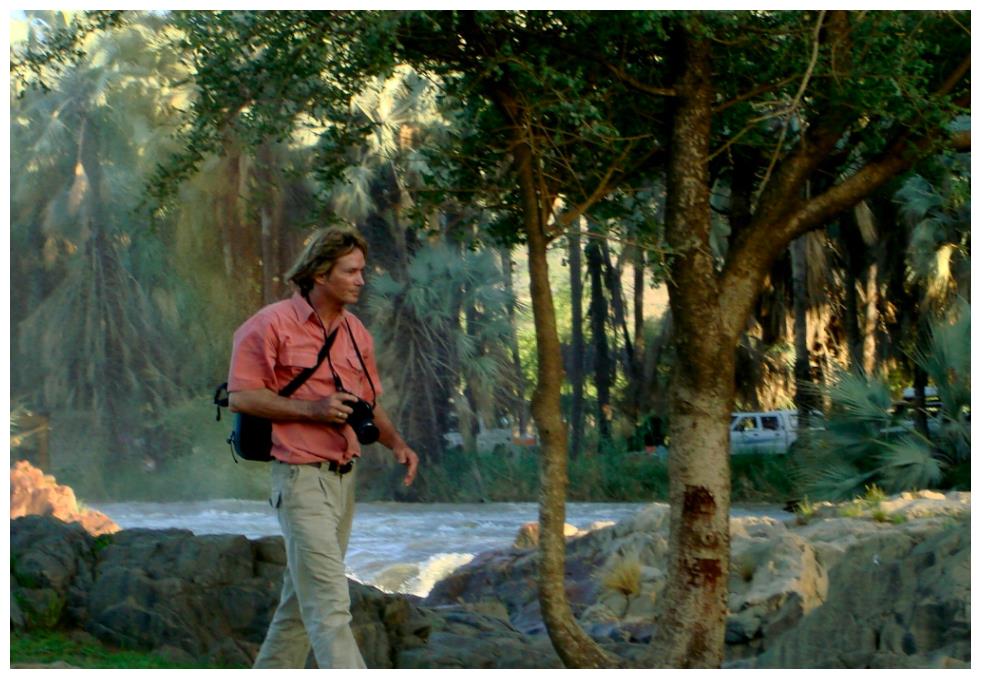 印度英雄捕蛇人阴沟里翻船：剧毒眼镜蛇咬伤，救治费用...