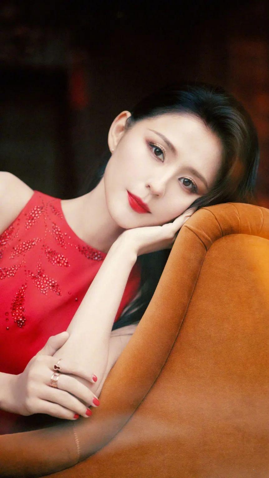 气质美女热依扎写真:秀丽端庄__财经头条