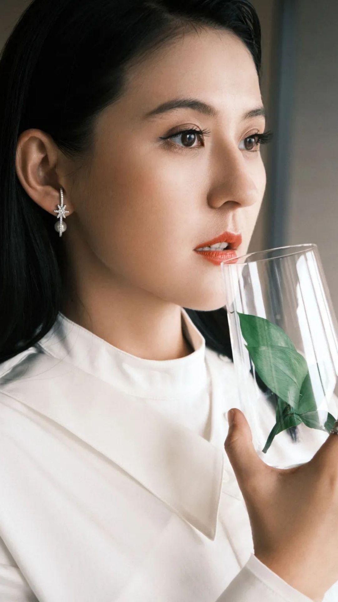 气质美女热依扎写真:秀丽端庄