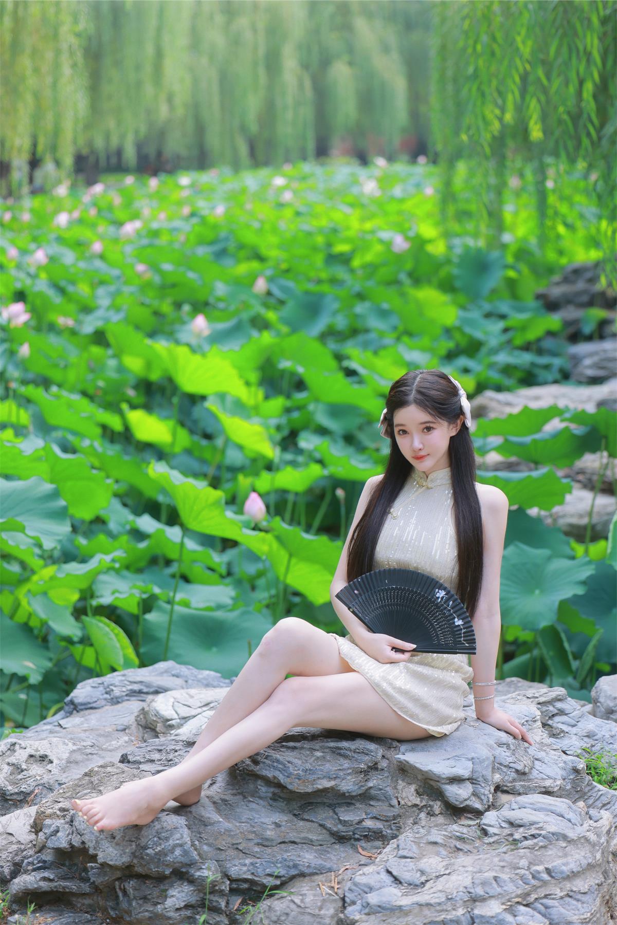 女星孙心娅夏日荷花写真,清纯可人仙女范十足