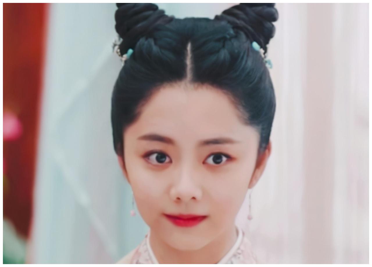 无论何时,看起来都犹如少女一般,图中是她在《锦衣之下》中的丫鬟造型