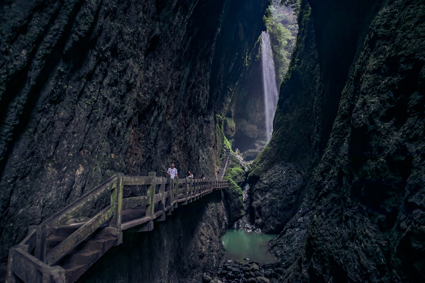 重庆令人惊叹的地质奇观,龙水峡地缝,堪称地球最美的"裂缝"