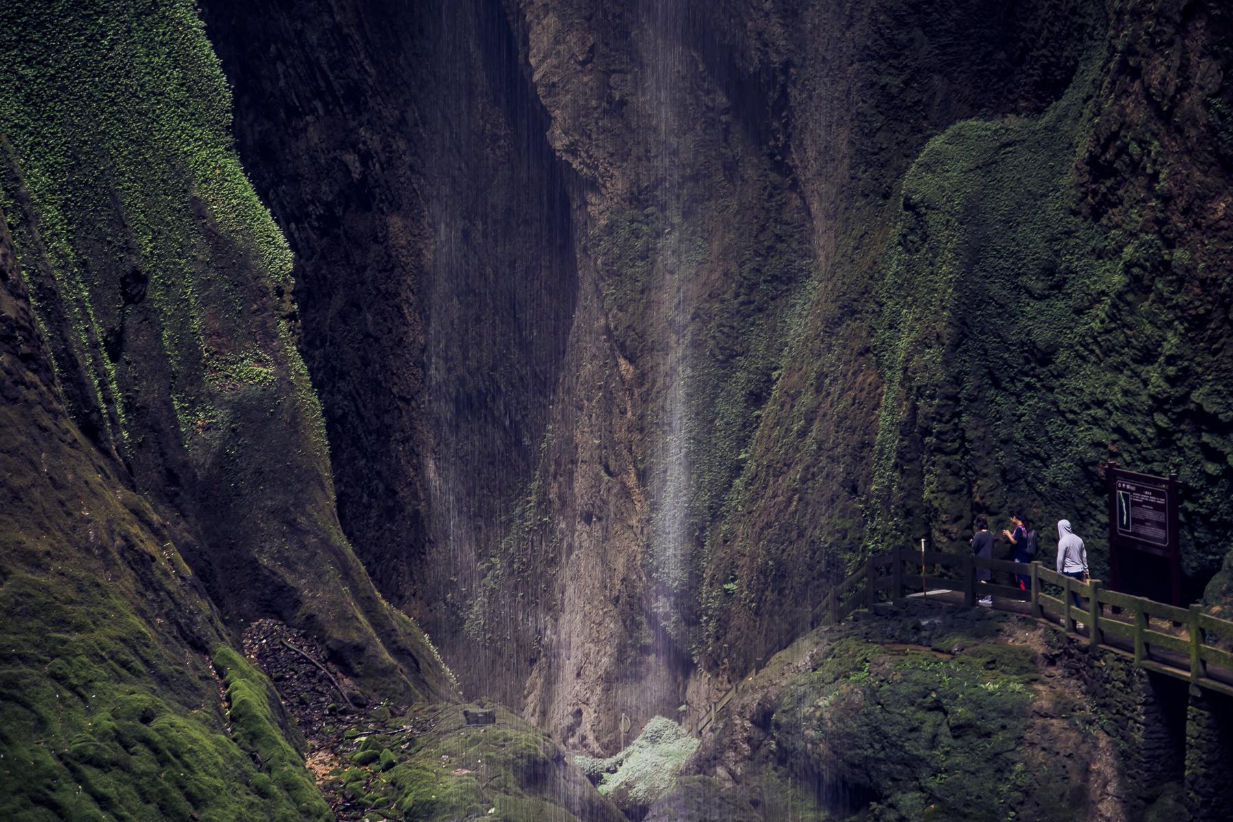 重庆令人惊叹的地质奇观,龙水峡地缝,堪称地球最美的"裂缝"