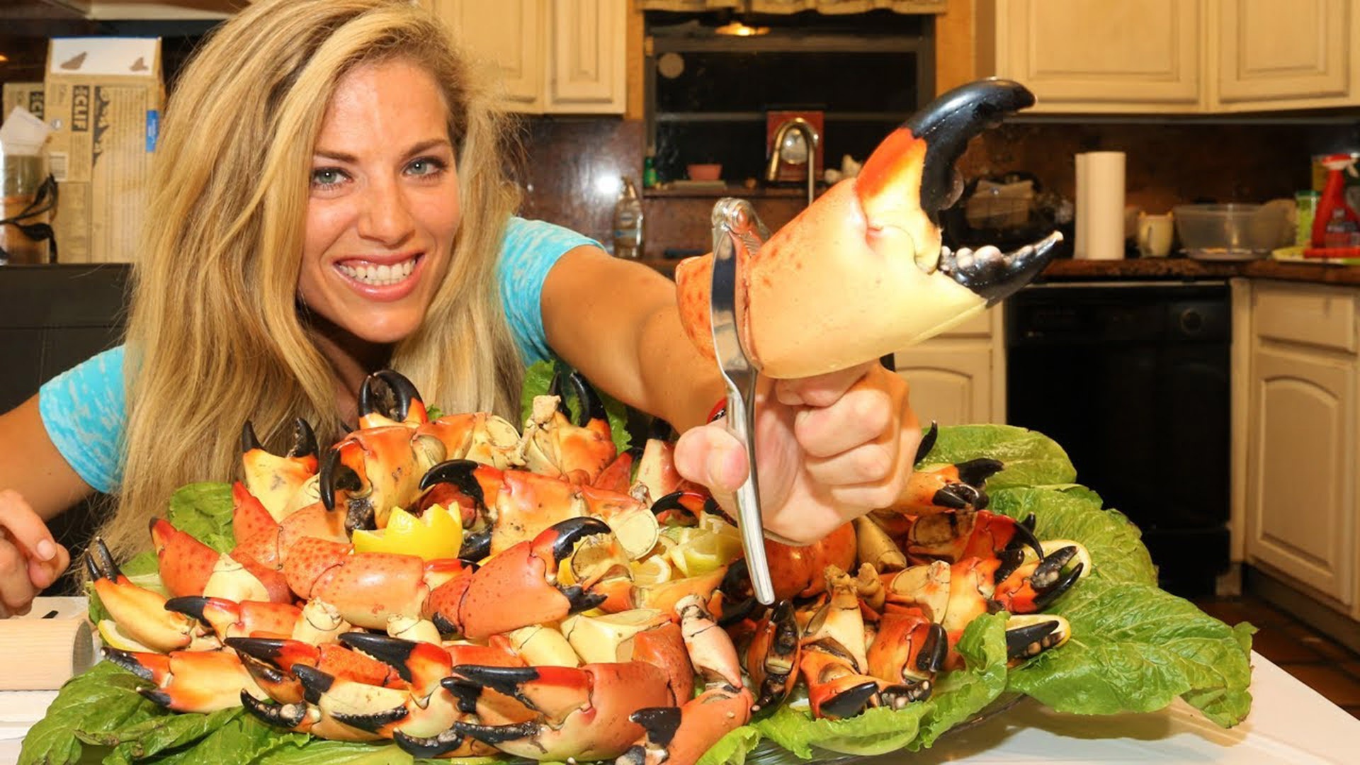 美国石蟹节开蟹钳比赛,吃货挥动钢刀铁锤取肉吃!