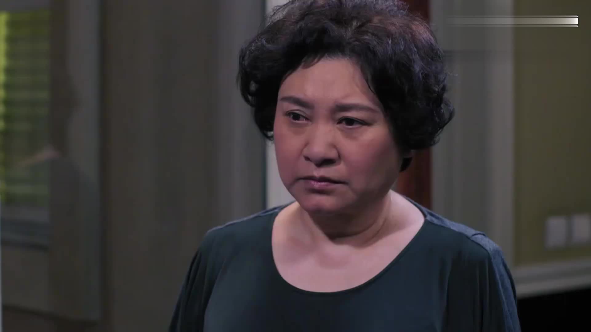 街坊邻居被众多黑衣人欺负,不料美女驾驶摩托从天而降,瞬间解决