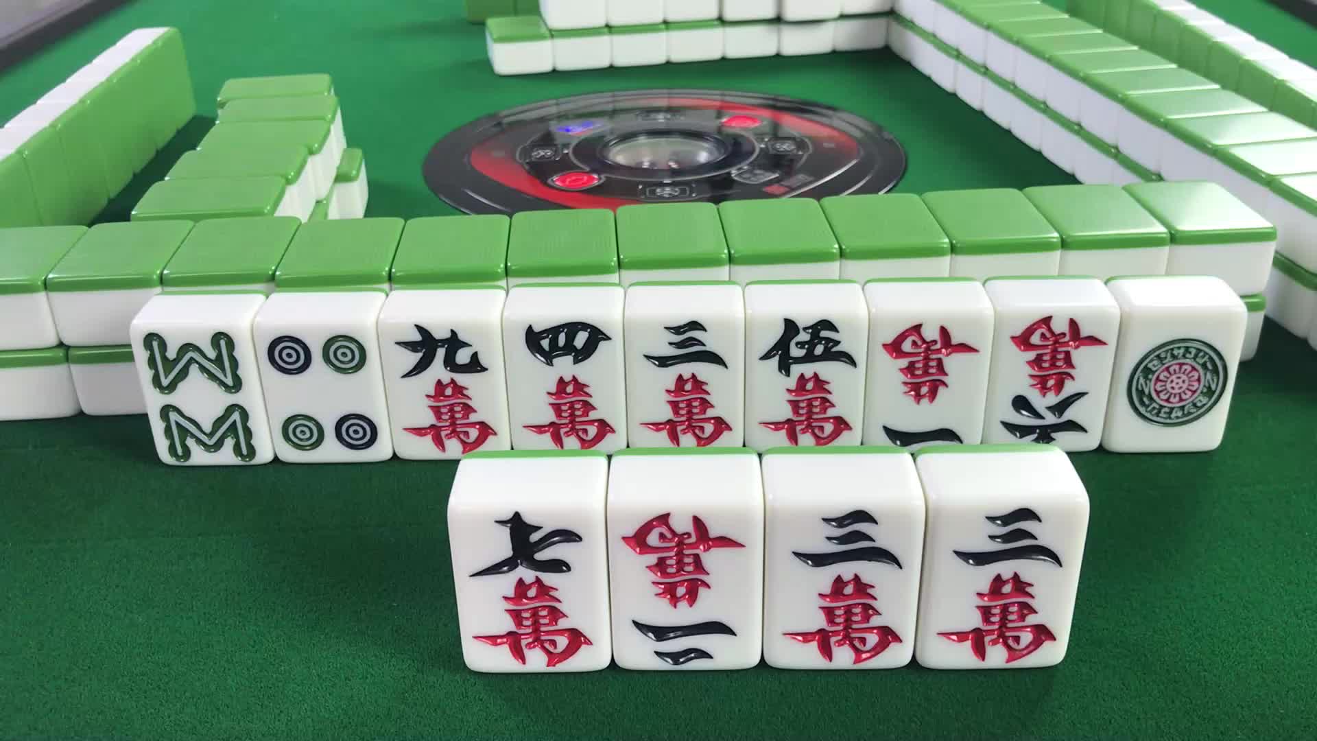 搓麻将最头疼就是判断能不能做清一色,看小哥如何选择吧