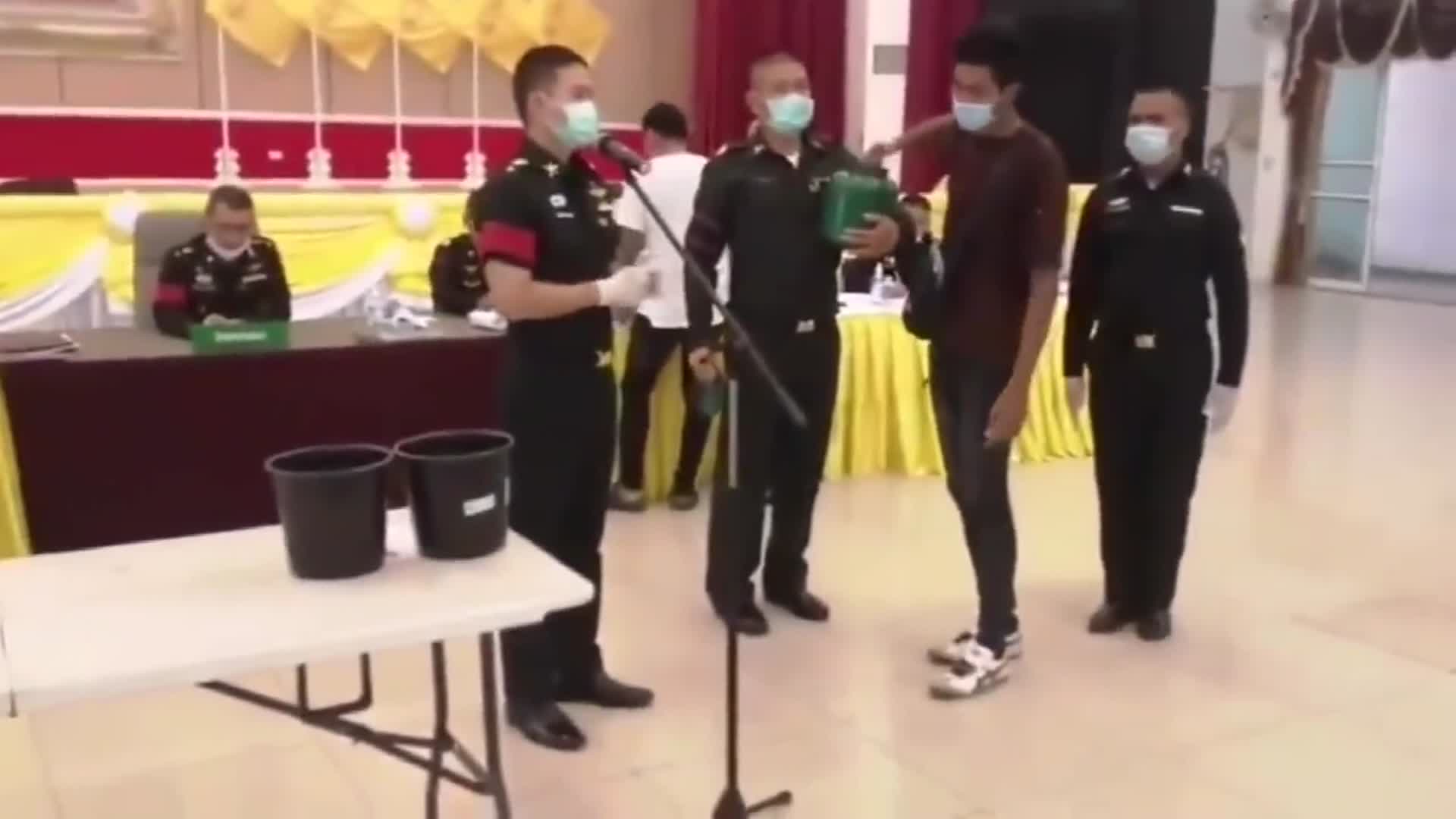 我们争着去当兵，<a href=