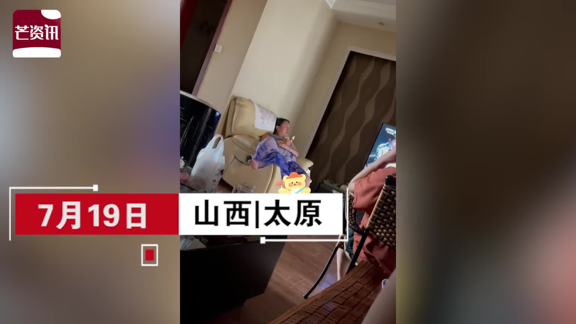 舒服极了！妈妈回到姥姥家后秒变小公主，网友直呼感同身受