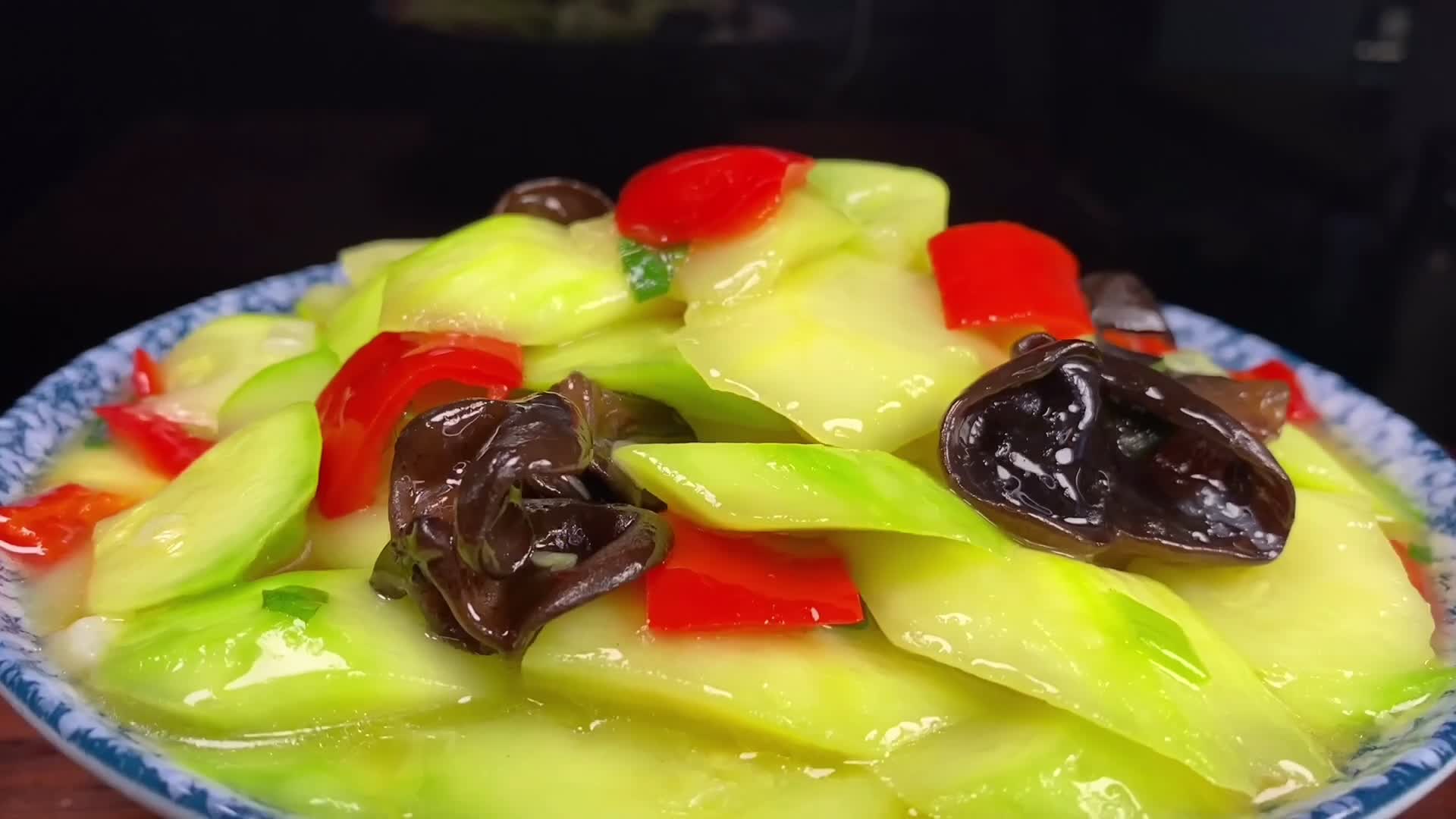 我最爱吃的一道素菜,素炒西葫芦,太香了经济实惠,简单好做