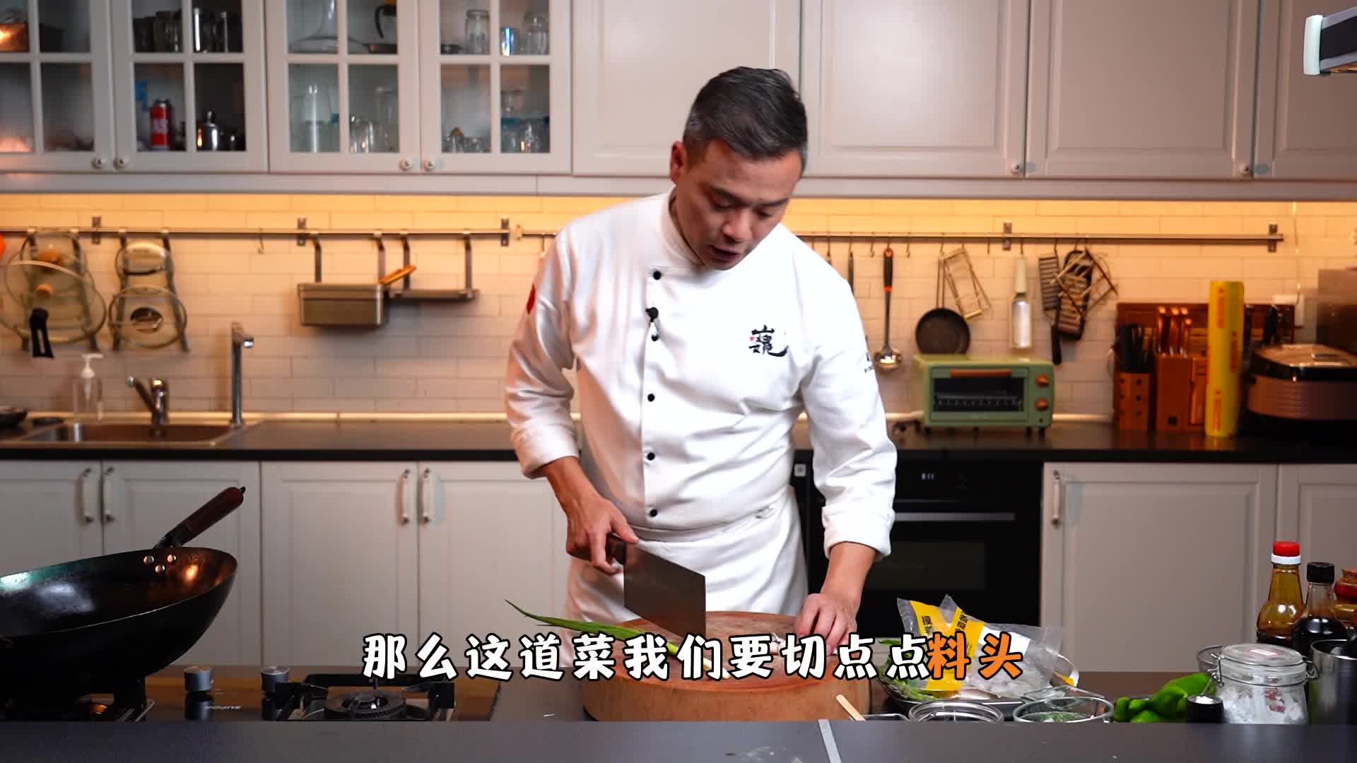 都说黑蒜味儿大,我今天用这个黑蒜虾仁给黑蒜证明