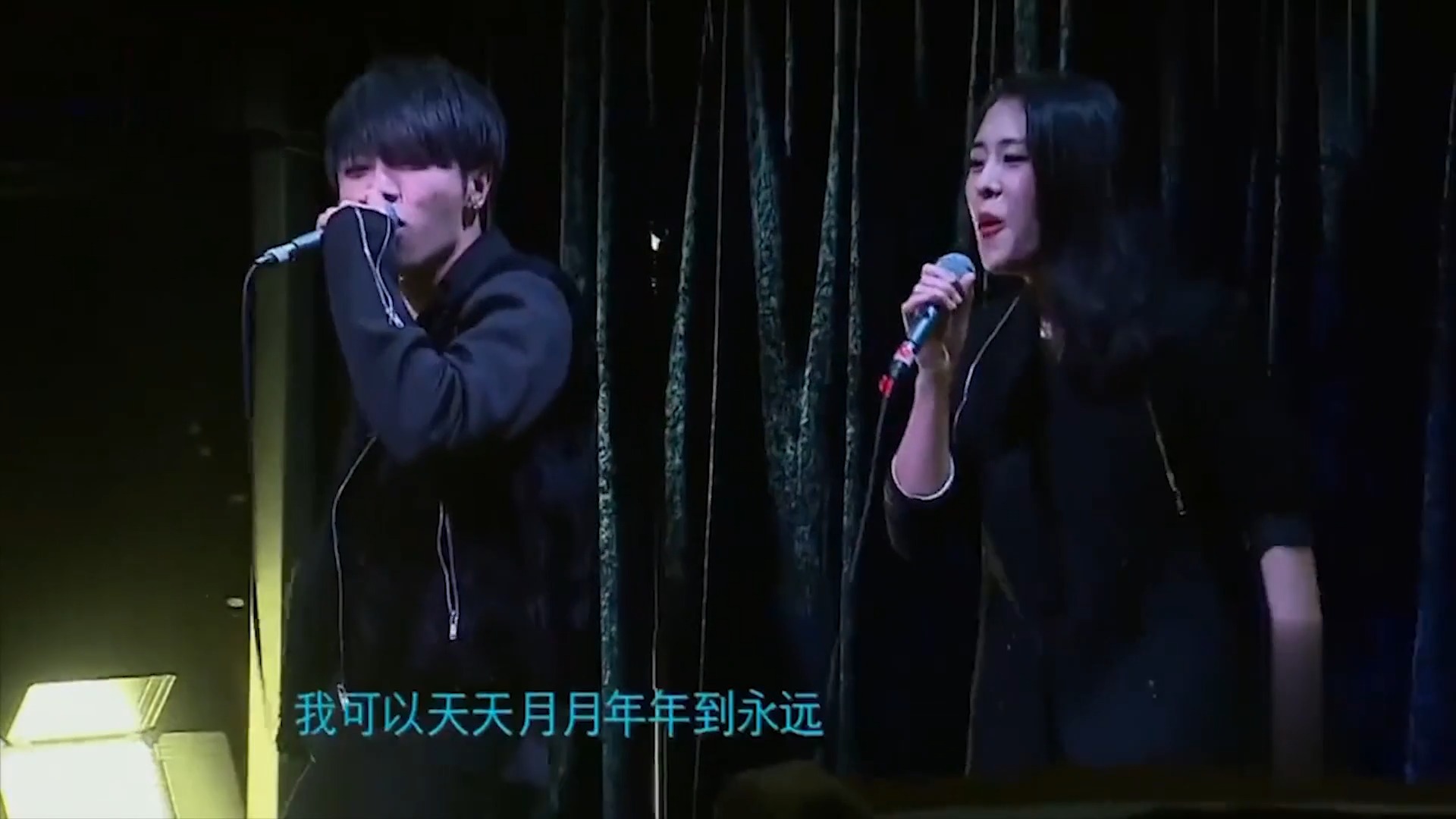 张碧晨,华晨宇罕见同框,两人现场情歌对唱,台下观众一片尖叫声