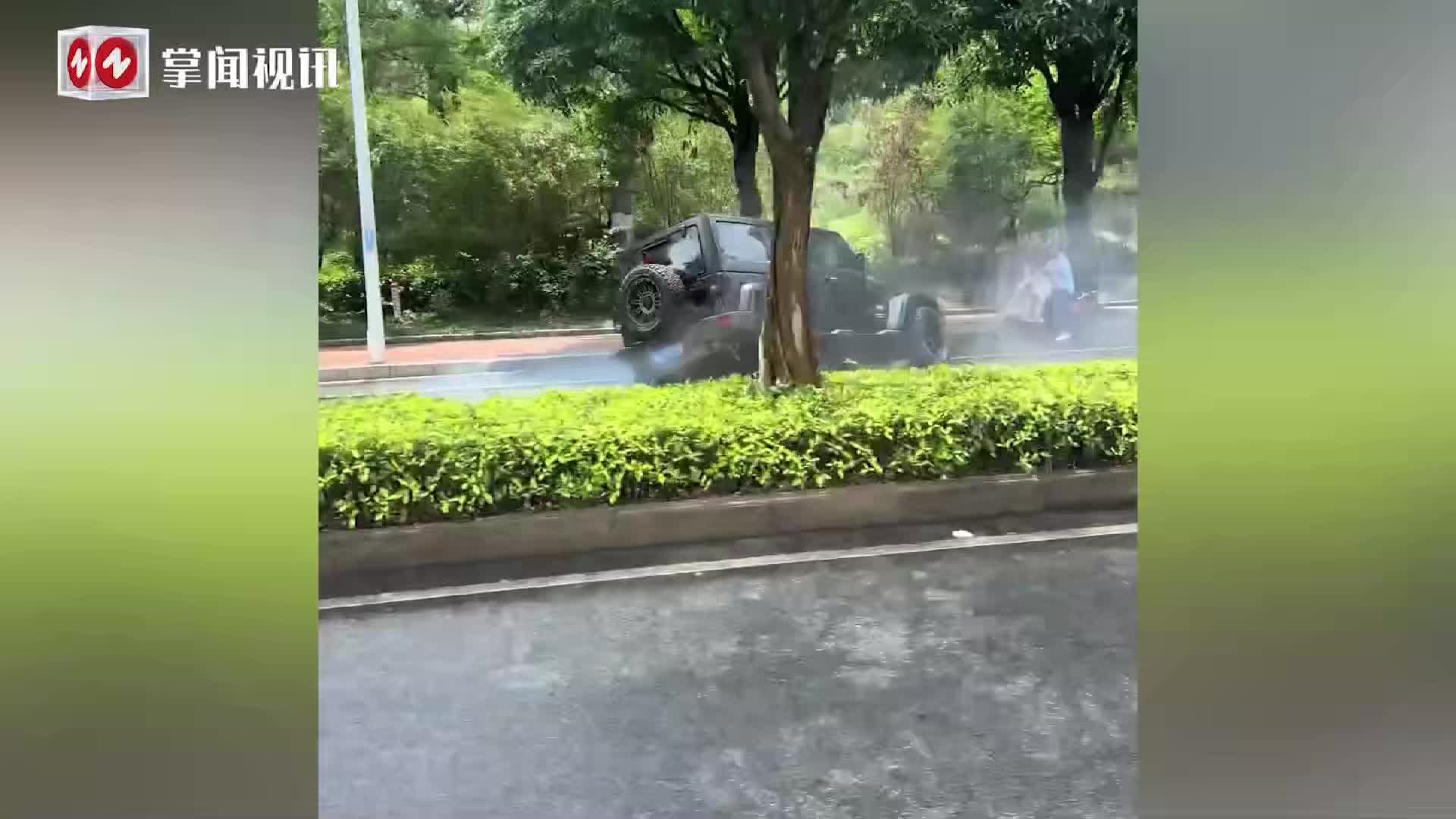 广西一牧马人失控旋转几圈后才停下，断轴后漏油洒了一地