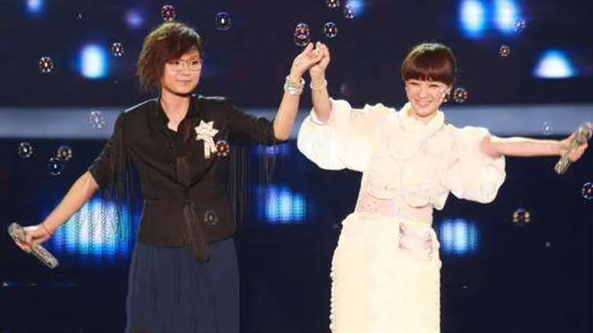 周笔畅陈慧娴合唱《千千阙歌》，开口惊艳全场，台下明星连连鼓掌