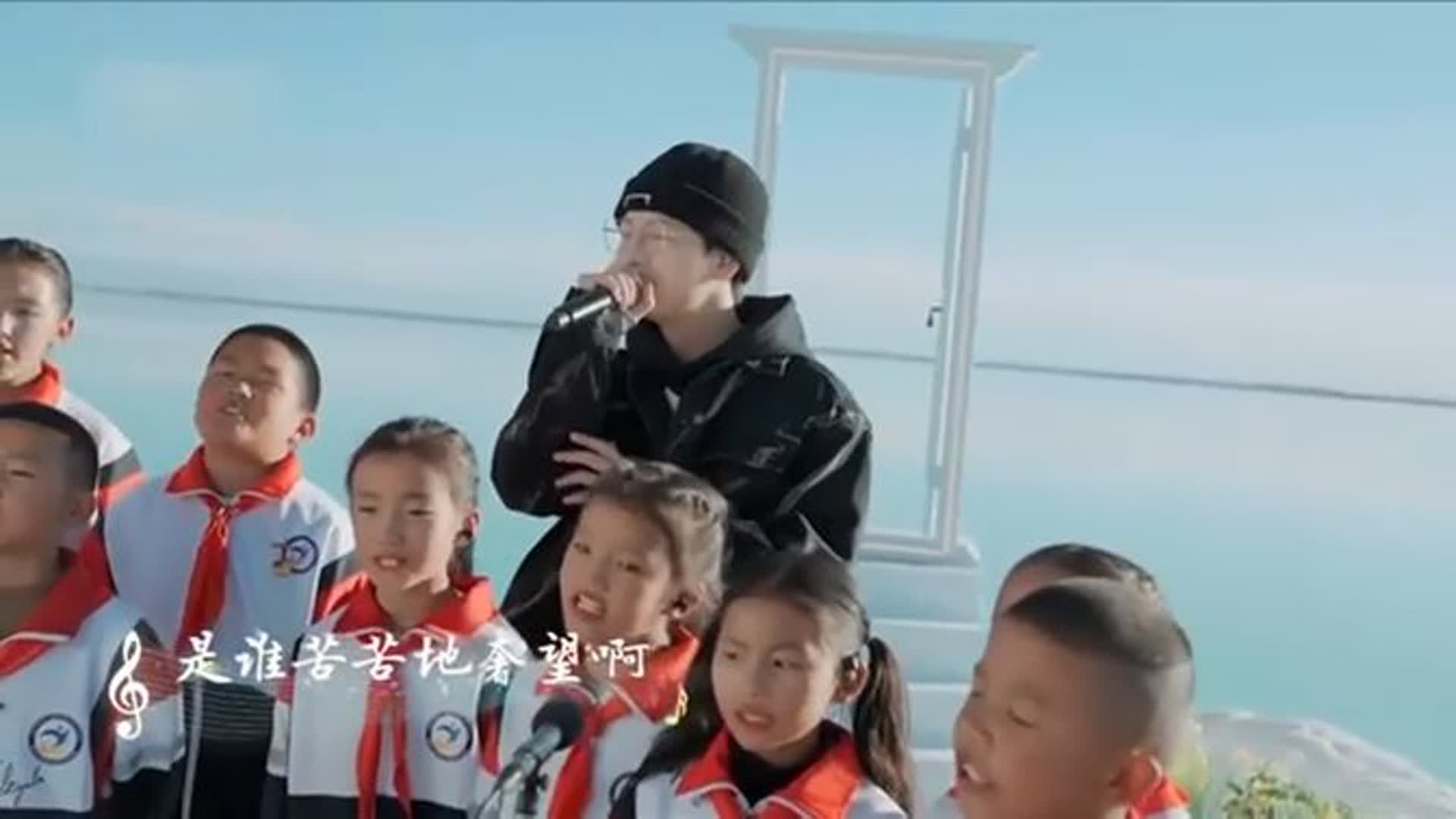 胡夏和孩子唱《送你一朵小红花》，第一句出来鸡皮疙瘩丨乐在旅途