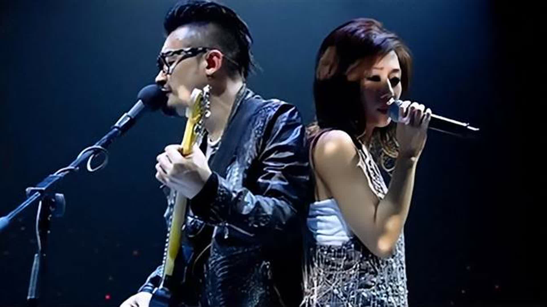 林忆莲与现任丈夫同台唱歌，两人开口十分默契，画面真是太甜了！