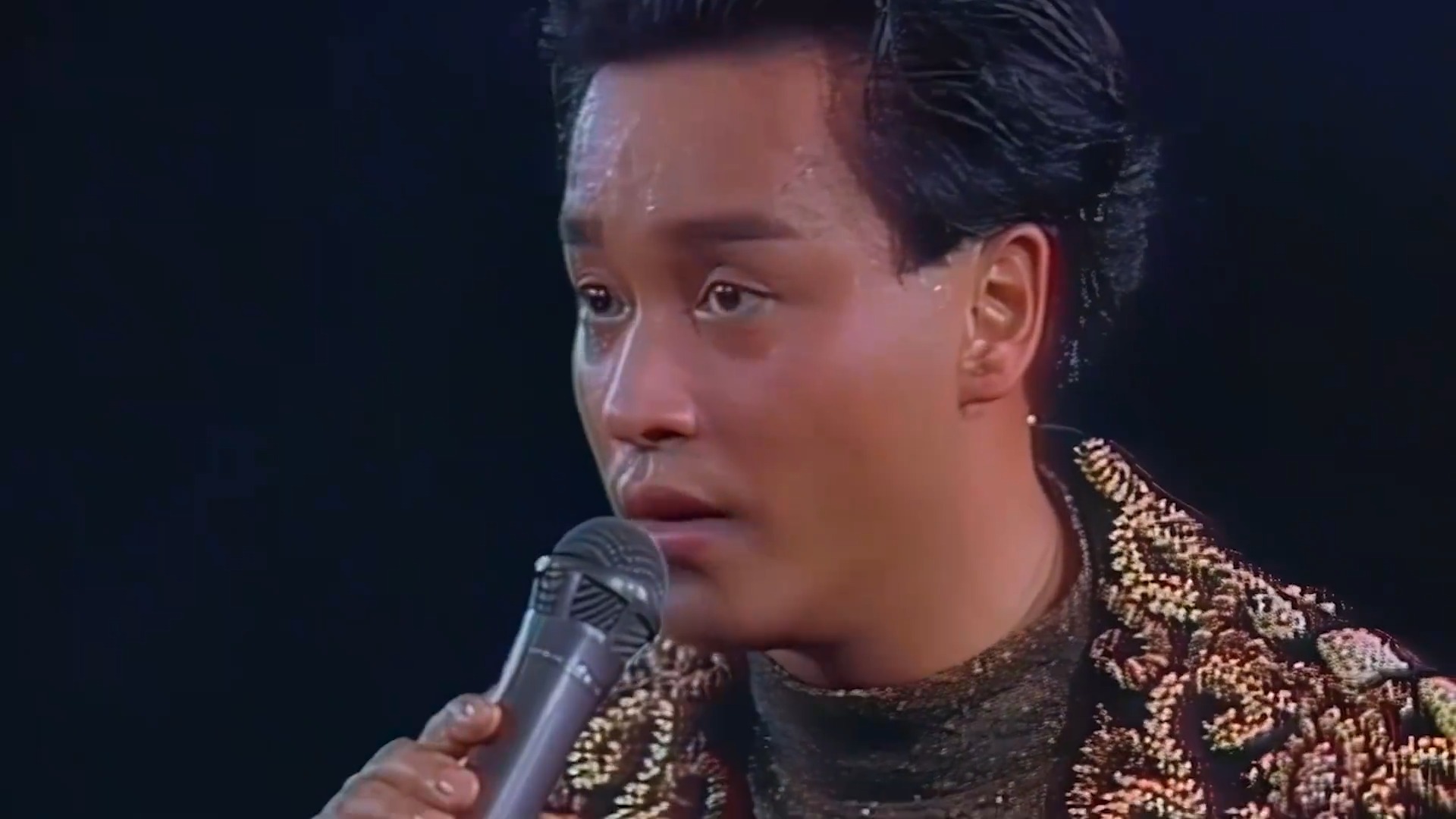 陈慧娴就靠着首歌，压制周慧敏多年！横扫乐坛奖项拿到手软