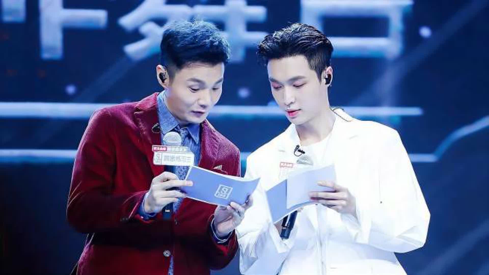 张艺兴《年少有为》唱到一半，那知李荣浩突然登台，全场都沸腾了