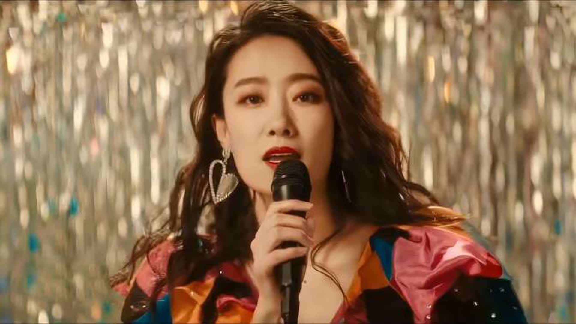 这首《路灯下的小姑娘》又火了，搭配张小斐魔性舞蹈，太搞笑了！