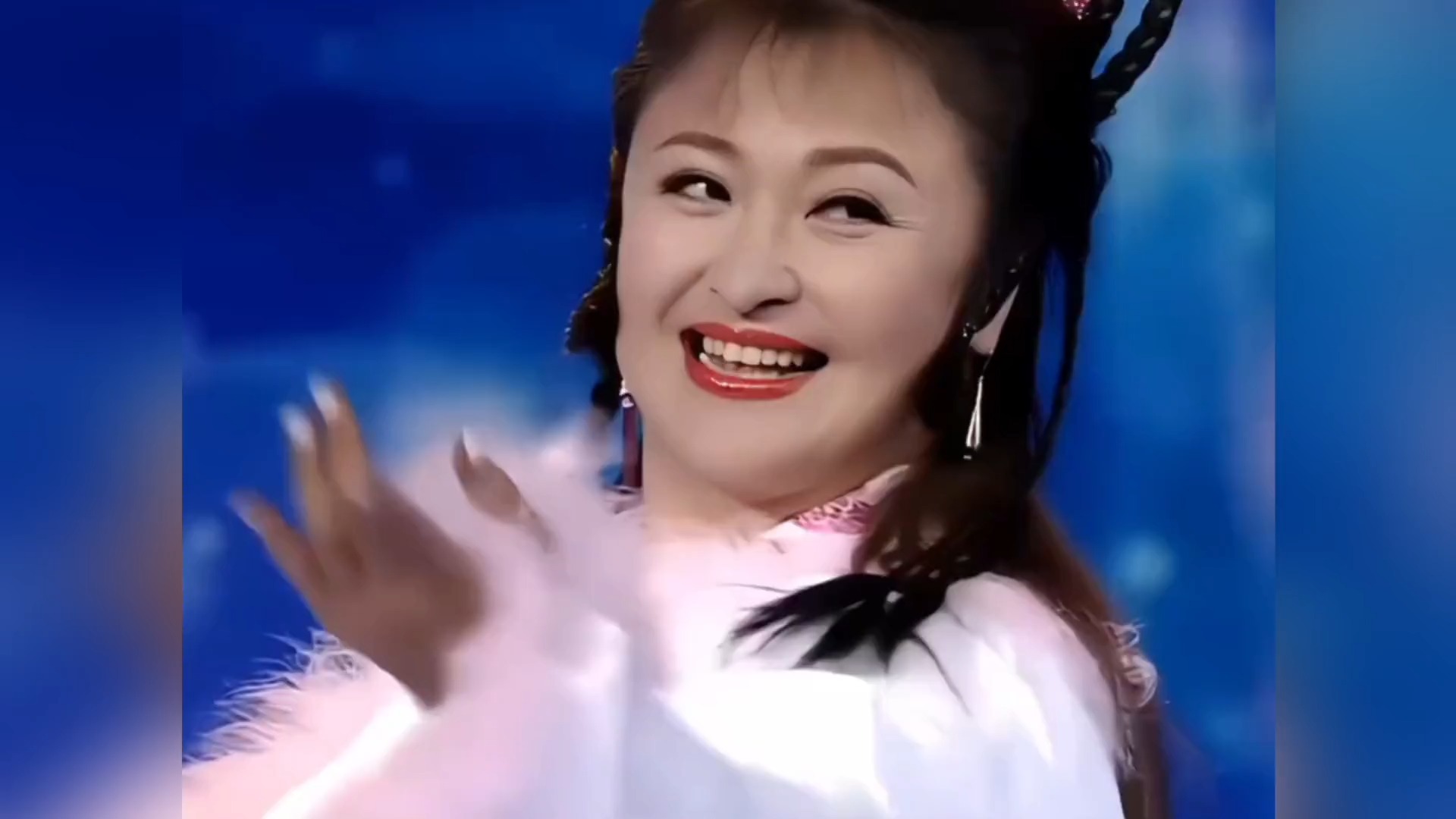 听到王璐瑶唱起这首《雪山飞狐》主题曲《追梦人》，岁月不饶人！